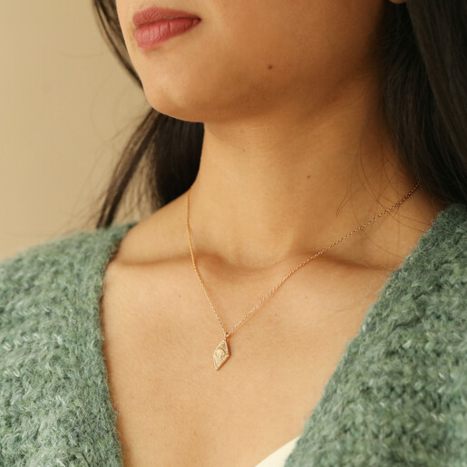 gold pendant necklace